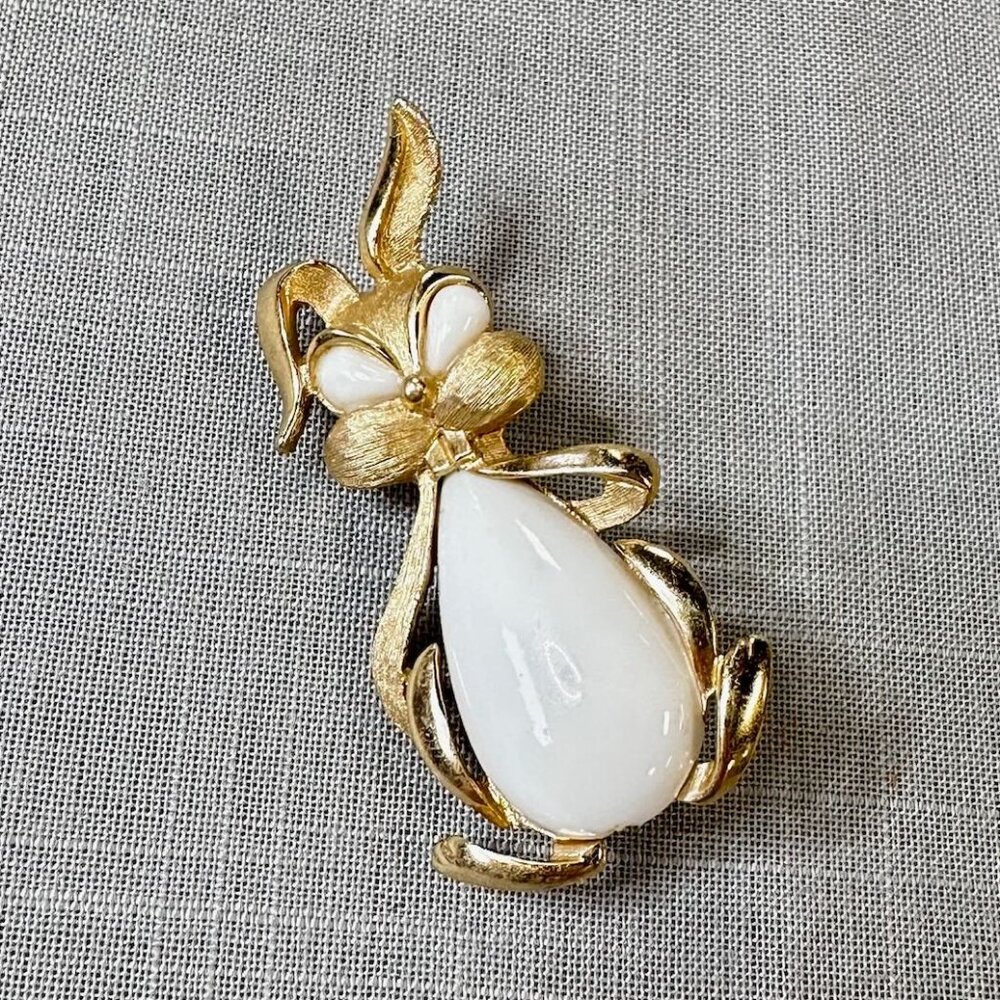 Vintage Trifari Gold Tone and White Milk Glass Bunny Brooch